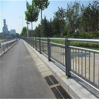 人行道護(hù)欄與操場園林不銹鋼欄桿 市政工程中的安全與美觀守護(hù)者